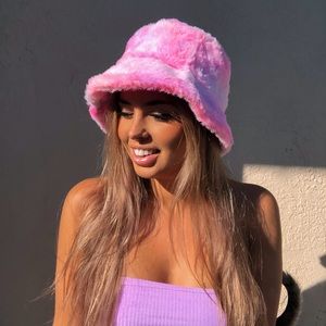 strawberry fields🍓 faux fur pink bucket hat NEW